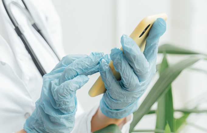 Sanità, a Firenze 1 medico su 2 usa Whatsapp per ricette e consigli