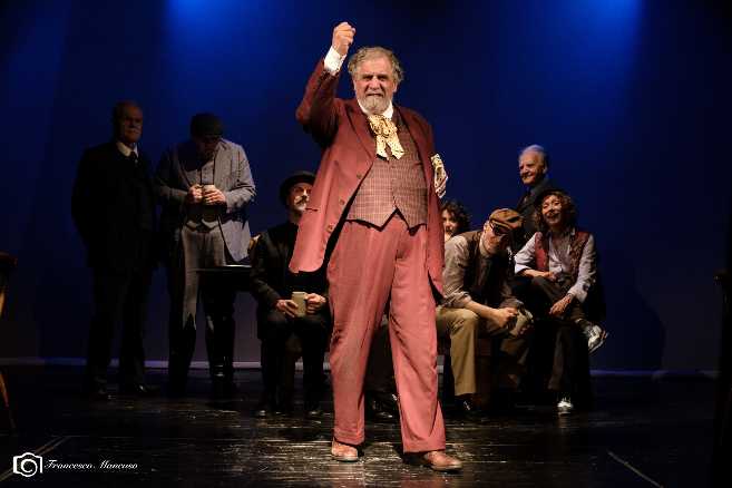 FALSTAFF E LE ALLEGRE COMARI DI WINDSOR con Edoardo Siravo e la regia di Carlo Emilio Lerici in scena al Teatro Clitunno di Trevi