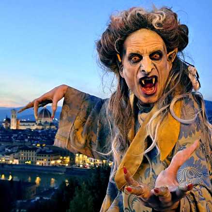 Alessandro Riccio in prima nazionale con "Draculazionismo -lezioni di sangue-" la sua nuova commedia dark alla ricerca del perché dell'esistenza