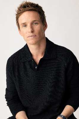 Eddie Redmayne protagonista della nuova serie Sky e Peacock "IL GIORNO DELLO SCIACALLO"
