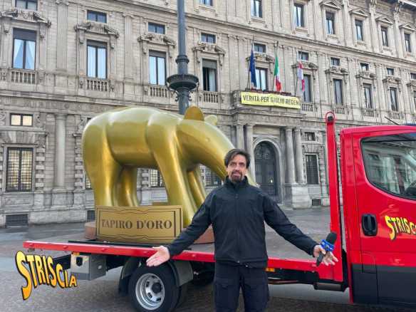 Anteprima STRISCIA LA NOTIZIA - Tapiro gigante per la consigliera PD MONICA ROMANO