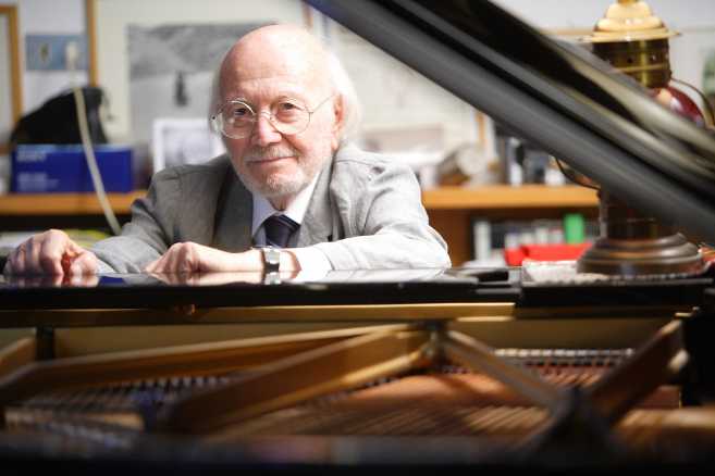 Nel decennale della sua scomparsa, Roma omaggia il grande pianista, compositore e direttore d’orchestra con la mostra “ARMANDO TROVAJOLI. Una leggenda in musica”