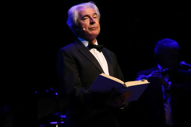 Tullio Solenghi in Dio è morto e neanch’io mi sento tanto bene al Teatro Carcano Tullio Solenghi in Dio è morto e neanch'io mi sento tanto bene al Teatro Carcano