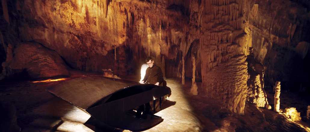 Alessandro Martire celebra la natura con un concerto nelle Grotte di Frasassi per la Giornata mondiale della terra Alessandro Martire celebra la natura con un concerto nelle Grotte di Frasassi per la Giornata mondiale della terra