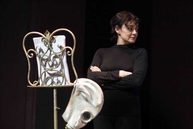 Elena Arvigo con I Monologhi dell' Atomica al Teatro Argot Studio