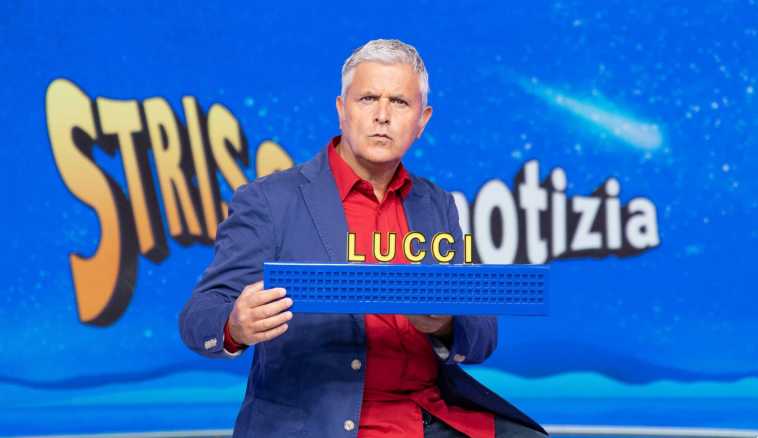 Questa sera a STRISCIA LA NOTIZIA: Enrico Lucci festeggia il 25 Aprile «In Parlamento ci sono nostalgici del fascismo» e Giulia Bongiorno canta con l’inviato “BELLA CIAO”