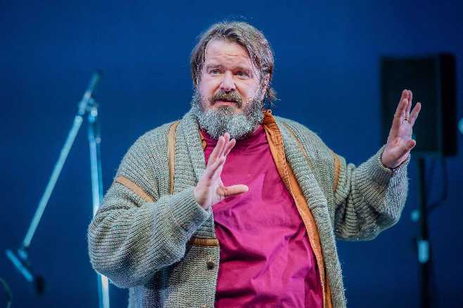 Giuseppe Battiston in scena a Todi con "La Valigia" di Sergei Dovlatov, una storia dissacrante e ironica