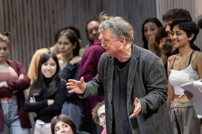 Debutta in prima nazionale SEI PERSONAGGI IN CERCA D’AUTORE da Luigi Pirandello, regia Valerio Binasco al Teatro Carignano di Torino