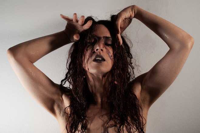 DANCE TO THE GROUND è il nuovo singolo di ANNA SOARES