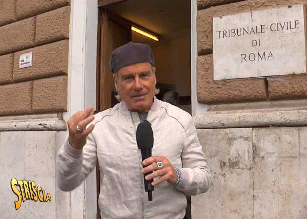Questa sera a STRISCIA LA NOTIZIA: Jimmy Ghione torna al Tribunale di Roma dove il barista che non fa gli scontrini strizza l’occhio ai Carabinieri