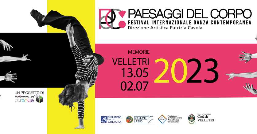 Al via, dal 13 maggio, la IV edizione di Paesaggi del Corpo - Festival Internazionale Danza Contemporanea a Velletri (RM) con spettacoli, performance site specific e incursioni urbane presentati da compagnie italiane, formazioni internazionali e giovani autori e autrici. Il Festival sarà realizzato dall’associazione culturale La Scatola dell’Arte, sotto la direzione artistica di Patrizia Cavola, con il contributo di MiC - Ministero della Cultura e Regione Lazio, in collaborazione con FONDARC Fondazione di Partecipazione Arte e Cultura Città di Velletri e con il patrocinio del Comune di Velletri. La giornata inaugurale del 13 maggio si apre alle ore 16:30 presso la Casa delle Culture e della Musica con Dance System - La danza e le sue fonti, piattaforma di indagine dedicata alla danza contemporanea e alle arti performative in Italia e all’estero, organizzata da Theatron 2.0, in collaborazione con il Festival. Grazie al prezioso contributo di accademici, giornalisti e operatori esperti nelle arti coreutiche, Dance System costituirà un dispositivo d’incontro e di confronto tra addetti ai lavori, coreografi italiani e stranieri ospiti presso Paesaggi del Corpo e il pubblico di appassionati alle arti performative. Maggiori info su: https://bit.ly/DanceSystemPDC A seguire, alle ore 21:00 presso il Teatro Artemisio Gian Maria Volonté, Compagnia Abbondanza Bertoni, una delle realtà artistiche più prolifiche del panorama italiano per le loro creazioni, per l'attività formativa e pedagogica e per la diffusione del teatro danza contemporaneo (Premio UBU nel 2021), presenta C’è vita su Venere: un solo che mette in evidenza la differenza e le diversità del corpo, tra anatomia e un senso più soggettivo del fisico femminile, nell’evolversi dell’età e del tempo. Un viaggio su Venere, dove la gravità è densa, dove nel suo lento andare il corpo si svelerà in una ultima metamorfosi. Si continua con [RITMI SOTTERRANEI] Contemporary Dance Company che porta in scena Tu, regia e coreografia di Alessia Gatta, i cui lavori sono stati ospitati in teatri e festival in Francia, Belgio, Danimarca, Lituania, Corea del sud e Cina. Tu è una riflessione sulla capacità umana di creare intrecci e da un’indagine coreografica sul modo in cui questa forma di intelligenza si incarna nei corpi e nella loro capacità di oltrepassare, o meno, la barriera dell’individualismo e della solitudine. Si continua al Teatro Artemisio Gian Maria Volonté, il 14 maggio alle ore 19, con due performance, a cura di Fabrizio Favale & First Rose: Winter Forest, coprodotto da Festival Danza in Rete – Fondazione Teatro Comunale di Vicenza, KLm – Kinkaleri / Le Supplici / mk, in cui viene creato un paesaggio immaginario dal carattere invernale, glaciale, come di foresta nordica, ottenuto con speciali effetti di luce riflessa su un fondale di seta (opera di First Rose) e Winter Solo, prodotto da KLm – Kinkaleri / Le Supplici / mk, un assolo dall’aspetto irreale, come di un singolare miraggio o come l’addensarsi di nubi tempestose. Il programma del Festival è su: https://paesaggidelcorpo.it. Per info e prenotazioni scrivere a info@paesaggidelcorpo.it.