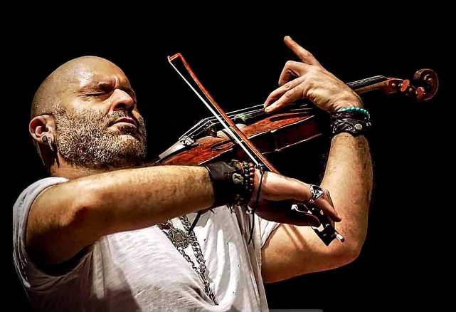 Il violinista Alessandro Quarta suona nella basilica di San Nicola