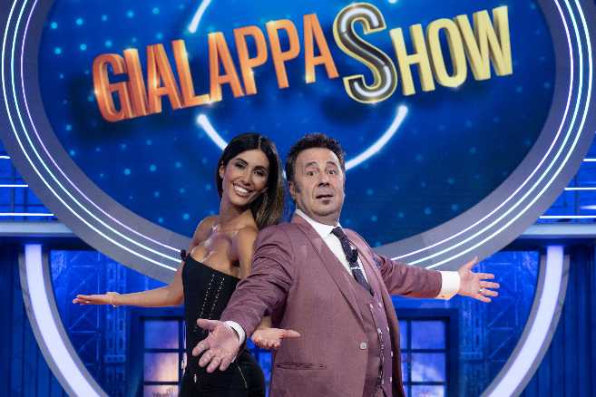 Quinto appuntamento, eccezionalmente lunedì 19 giugno, in prima visione assoluta, su TV8 e, in simulcast, su Sky Uno, con “GialappaShow”, il nuovo programma della Gialappa’s Band con Marco Santin e Giorgio Gherarducci. Questa volta sarà Federica Nargi ad affiancare il Mago Forest alla conduzione. Anche questa settimana non mancheranno gradite sorprese: il cantante Raf sarà protagonista di divertenti sketch nel corso della puntata. Tra i momenti più esilaranti dello show prodotto da Banijay Italia, Brenda Lodigiani nei panni di Orietta Berti, che dispensa consigli ben poco affidabili al pubblico durante la divertente rubrica “I Consigli di Orietta”, e la presentazione del nuovo libro dai contenuti a dir poco discutibili del vice portavoce aggiunto del governo Galeazzo Italo Mussolini, interpretato da Stefano Rapone. Nel cast sono presenti anche molti altri volti storici della comicità italiana come Antonio Ornano, Ubaldo Pantani, Enrique Balbontin e Andrea Ceccon. Sono pronti a far divertire il pubblico anche Valentina Barbieri, Marcello Cesena, Alessandro Betti e Toni Bonji. Con la loro proverbiale simpatia ed irriverente ironia, la Gialappa’s Band commenterà i programmi televisivi più seguiti come MasterChef Italia, X Factor, Pechino Express ed Ex On the beach, oltre ai tormentoni del web. A impreziosire il programma è prevista anche la partecipazione dei Neri Per Caso, oltre alla presenza del Maestro Vittorio Cosma. GialappaShow è un programma di Giorgio Gherarducci, Marco Santin, Lucio Wilson, scritto con Adriano Roncari, Michele Foresta e Antonio De Luca, Marco Vicari, Martino Migli, Giovanni Tamborrino, Claudio Fois. La regia è di Andrea Fantonelli.