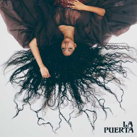 È uscito in digitale "LA PUERTA", il nuovo potente singolo della giovane cantautrice italo-dominicana YENDRY.