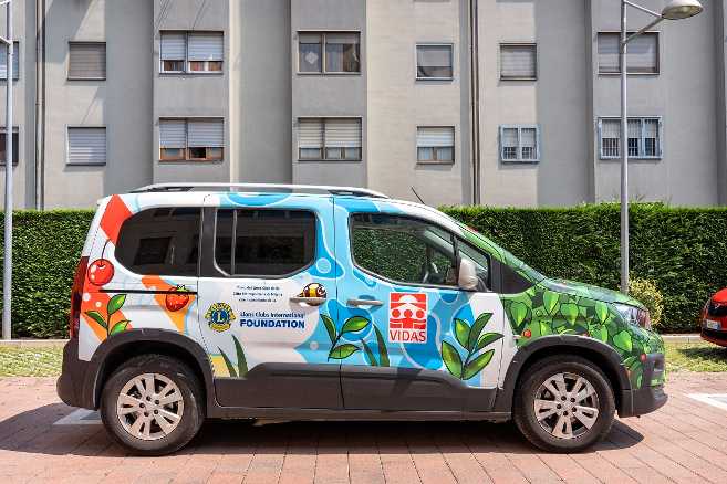 L’auto che trasporta i bambini di VIDAS è un bosco di fragole firmato Pao L’auto che trasporta i bambini di VIDAS è un bosco di fragole firmato Pao