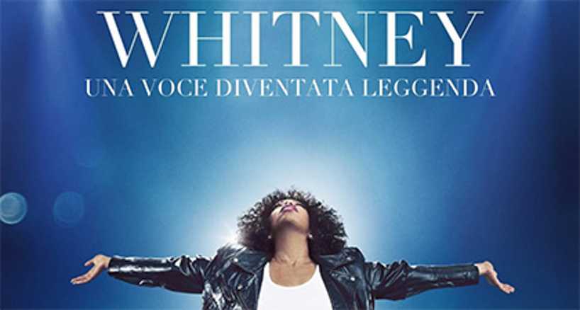 In prima tv su Sky Cinema e NOW stasera WHITNEY HOUSTON - UNA VOCE DIVENTATA LEGGENDA, di Kasi Lemmons, con Naomi Ackie e Stanley Tucci
