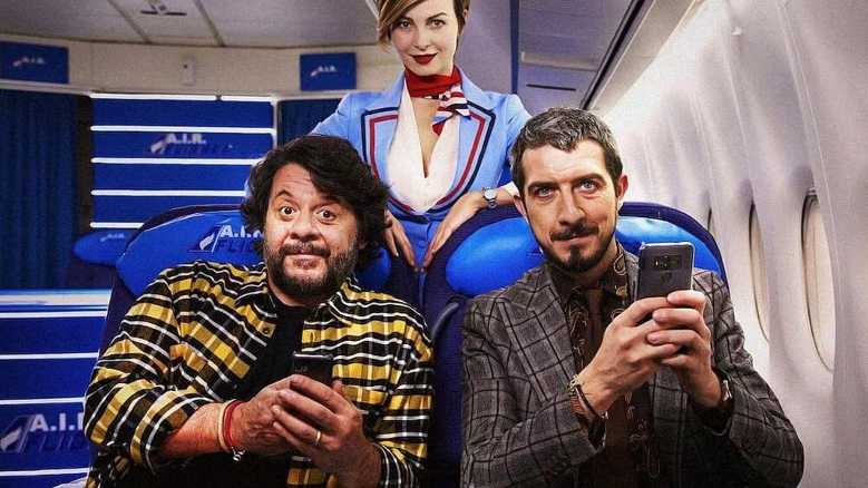 Stasera in TV: "Modalità aereo" di Fausto Brizzi .Con Lillo Petrolo, Paolo Ruffini, Violante Placido, Dino Abbrescia, Caterina Guzzanti