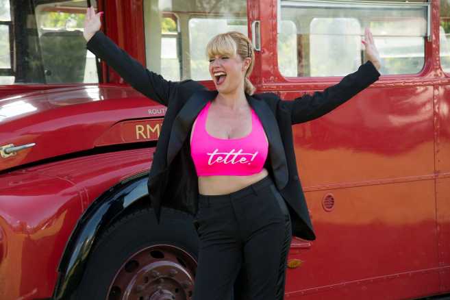 "TETTE", il nuovo brano della speaker radiofonica, conduttrice e cantante VANESSA GREY