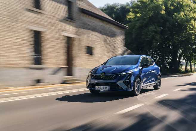 Nuova Clio ai test drive con un fiore all’occhielo, il motore E-TECH Full Hybrid
