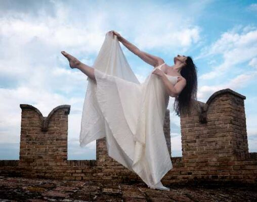 FESTIVAL di DANZA URBANA 2023, a Corinaldo (AN) omaggio a Fellini, trampoli, incursioni storiche e performative, danza urban
