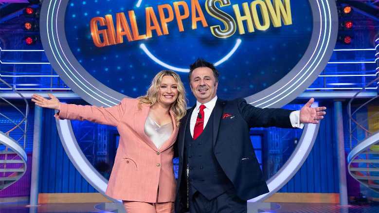 Stasera in TV: GialappaShow - Carolina Crescentini affianca il mago Forest alla conduzione dell'8a e ultima puntata