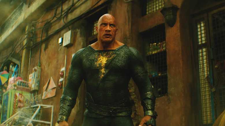In prima tv stasera BLACK ADAM, l primo lungometraggio in assoluto ad esplorare la storia del Supereroe DC, interpretato da Dwayne Johnson