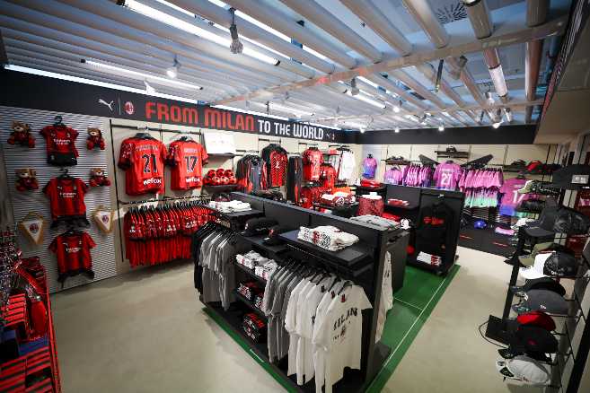 AC Milan inaugura il primo store a tinte rossonere al Terminal 1 dell’aeroporto di Milano Malpensa AC Milan inaugura il primo store a tinte rossonere al Terminal 1 dell’aeroporto di Milano Malpensa