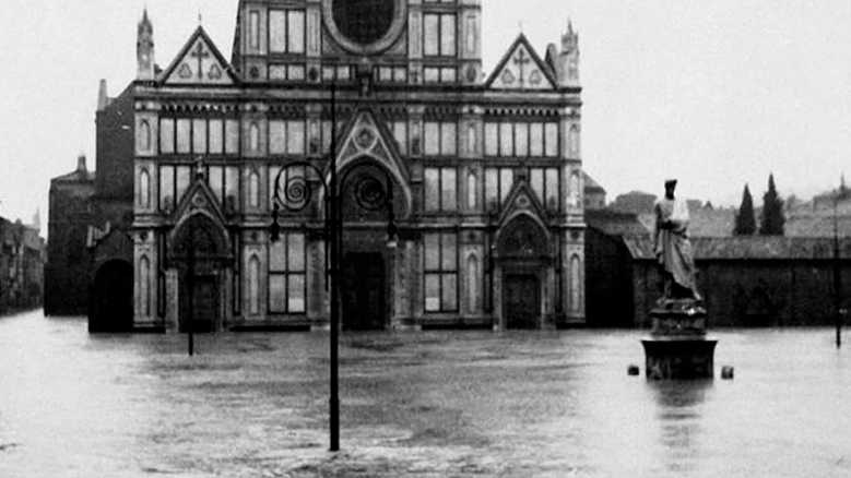 La storia della salvaguardia dell’arte durante le grandi catastrofi naturali che hanno colpito l’Italia: la ripercorre “Salvare l’arte” di Linda Tugnoli, in onda venerdì 4 agosto alle 19.25 su Rai 5. Nel 1966, l’Arno in piena ruppe gli argini e sconvolse strade case e botteghe, mettendo in pericolo i cittadini e un inestimabile patrimonio artistico custodito in chiese, musei e palazzi. Per la prima volta dal Dopoguerra la ricchezza culturale di Firenze e dell’intero Paese fu seriamente in pericolo, e per la prima volta i centri di restauro specializzati come l’Opificio delle Pietre Dure di Firenze, si trovarono a operare in una situazione di emergenza sperimentando nuove tecniche e protocolli di azione. Da lì, con un salto temporale, si arriva al 1997 quando il terremoto fece crollare la volta della Basilica di San Francesco ad Assisi, con i suoi preziosissimi affreschi di Giotto. Tre restauratori persero la vita in quel crollo, e per anni si è pensato di aver perso anche una delle opere più significative dell’arte medioevale. Dal 1966 a oggi sono stati fatti incredibili passi avanti, purtroppo anche grazie alle situazioni di emergenza che l’Italia ha subìto: dal terremoto dell’Aquila nel 2009 all’alluvione alle Cinque Terre del 2011 fino al terremoto del Centro Italia.