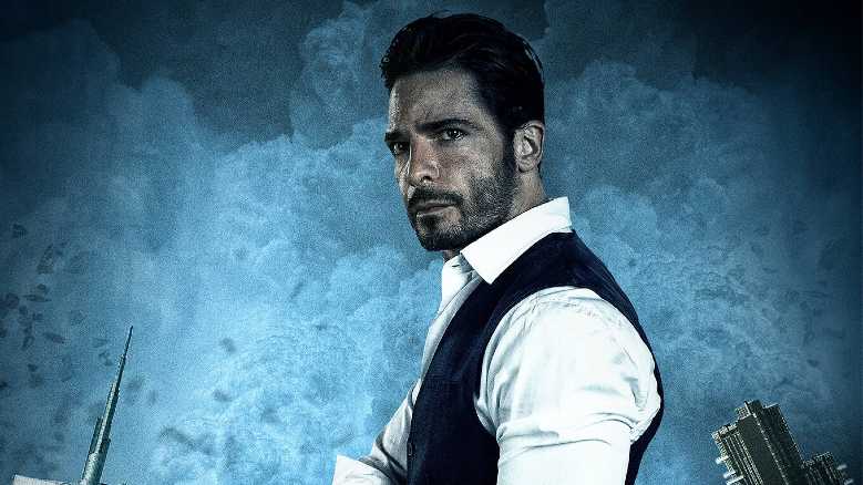 Rai 2 attinge invece al cinema contemporaneo, con un film in prima visione che si riferisce apertamente a una grande stagione del film italiano. “Calibro 9”, del 2020, diretto da Toni D’Angelo, in onda alle 21.03, discende esplicitamente dal mitico “Milano calibro 9”, pellicola del 1972 di Fernando Di Leo, autore fra i più celebrati di un genere che sarebbe stato definito negli anni successivi come “poliziottesco”. Protagonista del film è Marco Bocci, nei panni di Fernando Piazza, avvocato penalista e figlio del mitico Ugo Piazza, che era il terribile criminale interpretato nel film di Di Leo da Gastone Moschin. La madre, Nelly, è lo stesso personaggio del film del 1972, sempre interpretata da Barbara Bouchet. Il giovane Fernando riesce a impossessarsi, con l’aiuto di un’amica hacker, di cento milioni appartenenti alla ’ndrangheta. Ma la criminalità organizzata non ci sta. Un puntiglioso commissario, interpretato da Alessio Boni, segue le indagini. Negli anni Settanta Di Leo aveva scelto, come base della sua cinematografia, i racconti di Giorgio Scerbanenco, il più importante autore del nostro noir: il suo film è tuttora un punto di riferimento del genere, e ha ispirato in maniera dichiarata registi come Abel Ferrara e Tarantino. Con reverenza e mestiere, il giovane Toni D’Angelo riesce nell’impresa di dare seguito a un cult movie acclamato in tutto il mondo, e questo “Calibro 9” riesce a farsi strada nel cuore dello spettatore, in perfetto equilibrio fra omaggio, azione e innovazione. 
Tra gli altri interpreti Kseniya Rappaport e Michele Placido.