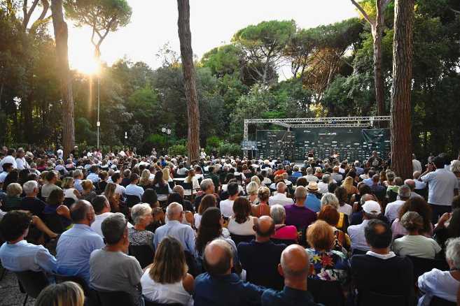 I minori, tra i rischi e i lati oscuri del digitale. Se ne parla al Caffè della Versiliana