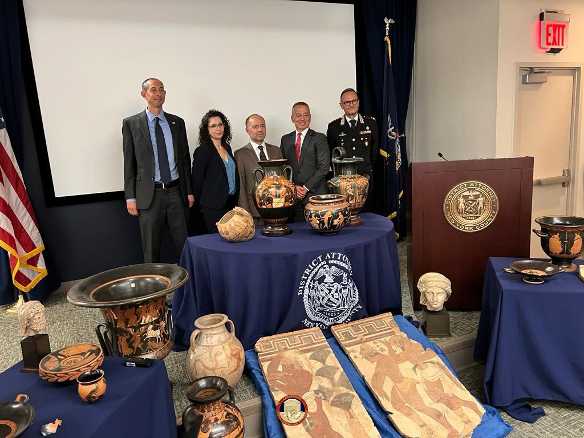 Archeologia, i Carabinieri TPC riportano dagli Stati Uniti 266 reperti del patrimonio culturale italiano