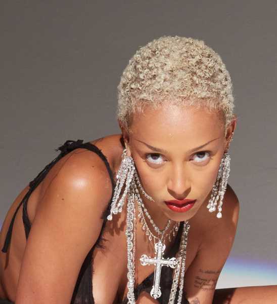 DOJA CAT: "PAINT THE TOWN RED", il nuovo singolo della superstar multiplatino vincitrice di un Grammy Award