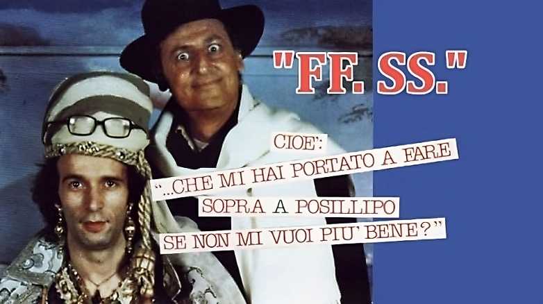 Rai 3, invece, sceglie Renzo Arbore, che negli anni Ottanta stava segnando col suo clan una traccia indelebile nella radio, nella televisione e poi nel cinema italiano. “FF.SS. Cioè ‘Che mi hai portato a fare sopra a Posillipo se non mi vuoi più bene?’” è il film paradigmatico delle trovate e dello stile unico, fra demenziale e raffinato, che distingue il lavoro di autore e artista di Arbore e delle sue creature. “FF.SS.”, in onda alle 21.40, si apre proprio con un dialogo fra Arbore e De Crescenzo, che dopo aver dato scandalo con il “Pap’occhio” hanno il problema di trovare una sceneggiatura per il film successivo. Serve un miracolo di San Gennaro: e proprio a quel punto i due sono investiti da una pioggia di fogli che contiene lo script del nuovo film di Fellini, volati via dalla casa del maestro. La storia di Lucia Canaria, aspirante soubrette che da Napoli fa il giro d’Italia per trovare successo, è un contenitore irresistibile di gag e personaggi che, da Marenco a Riccardo Pazzaglia, da Frassica a Benigni, si sarebbero negli anni dopo stabiliti autonomamente nel mondo dello spettacolo e dell’arte del nostro Paese e non solo. Nel ruolo di loro stessi tutta la tv italiana dell’epoca, Costanzo, la Carrà, Pippo Baudo, Claudio Villa, e via dicendo. Allegria, disordine, un mondo dirompente e inimitabile che negli anni non ha perso un briciolo della sua originalità e modernità. FF.SS. Cioè “Che mi hai portato a fare sopra a Posillipo se non mi vuoi più bene?” (Italia, 1983) di e con Renzo Arbore, con Luciano De Crescenzo, Pietra Montecorvino, Roberto Benigni, Gigi Proietti, Isabella Biagini, Andy Luotto, Mario Marenco, Riccardo Pazzaglia, Nino Frassica, Gianni Boncompagni.