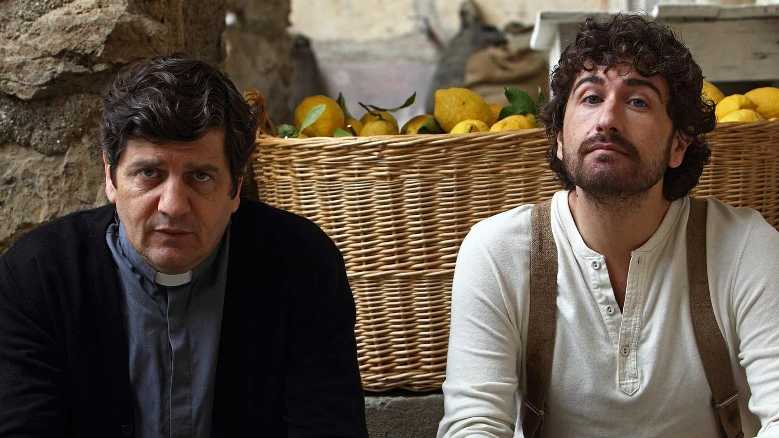 Stasera in TV: "Si accettano miracoli". Alessandro Siani mette in scena una truffa a fin di bene