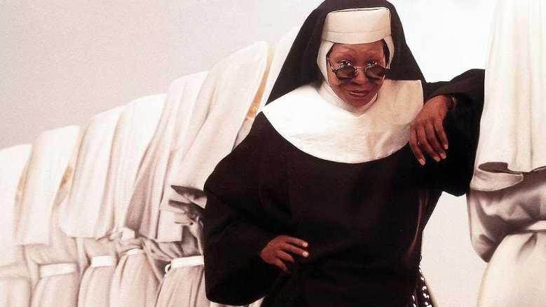 Stasera in TV: "Sister Act 2 - Più svitata che mai" con Whoopi Goldberg. Nel cast anche Maggie Smith, James Coburn e Lauryn Hill
