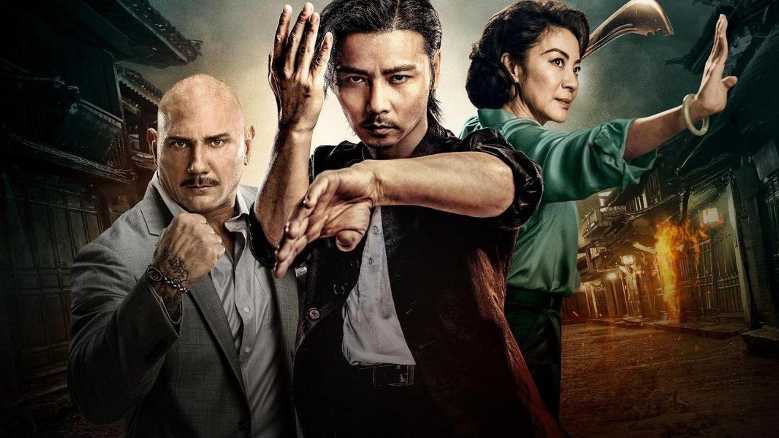 Stasera in TV: "Master Z - The Ip Man Legacy". Ultimo capitolo della saga Ip Man Master Z - The Ip Man Legacy è un film d'azione e arti marziali del 2018 diretto da Yuen Woo-ping. Il film è un spin-off della serie Ip Man e segue la storia di Cheung Tin-chi, un ex combattente di Wing Chun che, dopo essere stato sconfitto da Ip Man, cerca di rifarsi una vita a Hong Kong.

La trama del film è semplice ma efficace. Cheung Tin-chi, interpretato da Jin Zhang, è un uomo tormentato dal suo passato. Dopo aver perso il leggendario combattimento contro Ip Man, ha deciso di abbandonare le arti marziali e di vivere una vita semplice con suo figlio.

Tuttavia, il suo passato torna a tormentarlo quando viene coinvolto in un conflitto tra una triade locale e un gruppo di stranieri. Cheung Tin-chi è costretto a usare le sue abilità di combattente per proteggere gli innocenti e vendicarsi di coloro che gli hanno fatto del male.

Il film è un'intensa storia di riscatto e redenzione. Cheung Tin-chi è un personaggio complesso e sfaccettato, che deve affrontare il suo passato e trovare la forza di perdonare se stesso.

Il film è anche un'ottima occasione per ammirare le spettacolari sequenze di combattimento. Yuen Woo-ping, uno dei più grandi maestri delle arti marziali, dirige le scene d'azione con maestria e precisione.

Le interpretazioni di Jin Zhang e Dave Bautista sono convincenti. Zhang è perfetto nei panni di Cheung Tin-chi, un uomo tormentato e determinato. Bautista è carismatico e minaccioso nei panni di Frank, il leader della triade.

Master Z - The Ip Man Legacy è un film che intrattiene e fa riflettere. È un'ottima scelta per gli appassionati di arti marziali e di film d'azione.

Alcuni punti di forza del film:

La storia coinvolgente e ricca di suspense
Le interpretazioni convincenti di Jin Zhang e Dave Bautista
Le spettacolari sequenze di combattimento di Yuen Woo-ping
Alcuni punti deboli del film:

La trama è un po' prevedibile
Il finale è un po' affrettato
