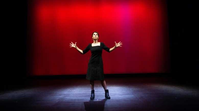 Stasera in TV: Geppi Cucciari in scena con "Perfetta"