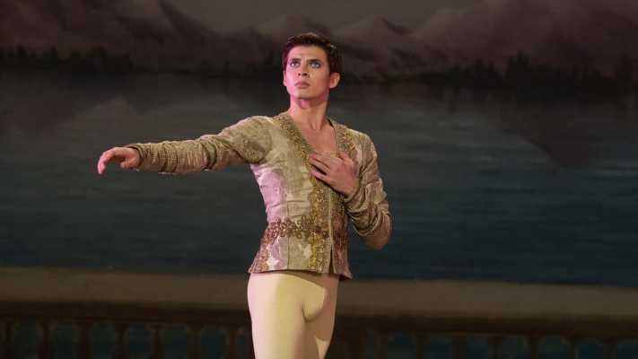 Stasera in tv arriva il biopic "Nureyev – The White Crow" 