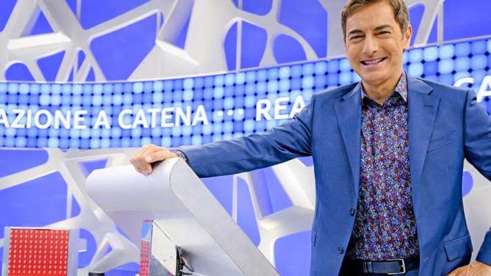 Stasera in tv "Tutti giocano a Reazione a Catena" con Liorni 