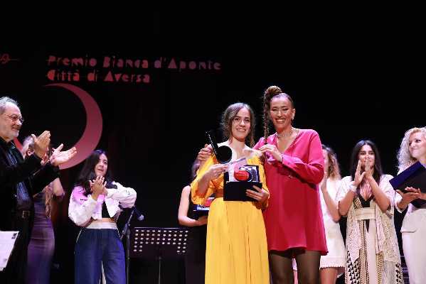 Chiara Ianniciello vince il Premio Bianca d’Aponte Chiara Ianniciello vince il Premio Bianca d’Aponte per cantautrici