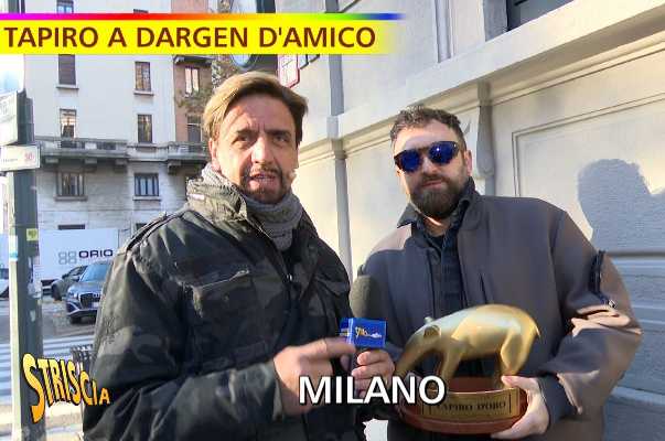 STRISCIA LA NOTIZIA: primo Tapiro d’Oro a DARGEN D’AMICO STRISCIA LA NOTIZIA: primo Tapiro d’Oro a DARGEN D’AMICO