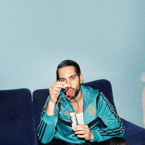 MAHMOOD in gara al Festival di Sanremo con "TUTA GOLD"
