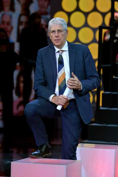 Stasera in TV "FUORI DAL CORO", gli ospiti e i temi