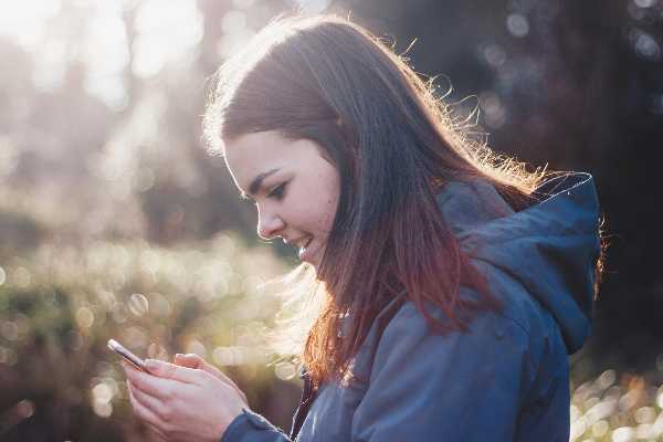 Gen Alpha e social network: quasi il 90% li utilizza e cresce l’uso passivo