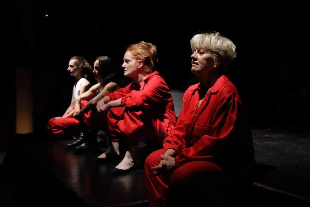“From Medea. Maternity Blues” Compagnia I Giardini dell’Arte, 27/10/2024 Teatro Lumière, Firenze. 

Decidere della vita della morte di un essere umano è sempre un atto estremo che spesso lascia gli altri smarriti, stupefatti, con un sottile senso di paura e insicurezza che pervade il corpo. Il vero trauma sociale, però, è quando chi decide è una madre, simbolo di amore e cura, che ad un tratto uccide la creatura che ha sentito crescere dentro di sé, ha partorito tra paure e dolori, di cui si è presa cura dal primo vagito. Questo atto appare assurdo, ma nonostante sia condannato come crudele e contro natura agli occhi di chi guarda dall’esterno, fa sorgere mille domande, dubbi e riflessioni che in molti rimangono senza risposta, mentre altri le affrontano guardandole per quello che sono, con le tante ombre e le piccole luci che ne scaturiscono. 
Grazia Verasani con il suo dramma teatrale From Medea. Maternity Blues messo in scena dal 25 al 27 ottobre scorsi dalla compagnia teatrale Giardini dell’Arte al Teatro Lumière di Firenze guarda all’infanticidio senza filtri, lasciando che siano le donne, e non le testate dei giornali, a raccontare quello che è stato per come lo hanno vissuto. In queste serate, sul palco hanno preso vita Eloisa, Marga, Vincenza e Rina a cui, rispettivamente, le attrici Piera Dabizzi, Laura Bozzi, Chiara Foianesi e Rosanna Reccia hanno prestato corpo e voce perché queste donne potessero parlare e muoversi raccontando così chi sono, cosa è successo, cosa sentono nel profondo. Donne, madri, assassine, non rigorosamente in questo ordine, additate dalla società come creature innaturali per l’infanticidio commesso, che tra le pareti dell’ospedale psichiatrico giudiziario in cui sono rinchiuse trovano un luogo dove fuggire dai giudizi della folla per nascondersi o per guardare in un grande specchio quel maternity blues, quel disagio emotivo transitorio che si sviluppa post partum che ha preso il sopravvento su qualunque sentimento, qualunque pensiero. Come bagliori oscuri, si svelano a mano a mano i delitti commessi, ricordi e blackout diventano una cosa sola che stupiscono e annichiliscono lo spettatore, il pianto di un bambino riecheggia nella testa di Marga e in sala, come un richiamo, un tormento, un monito. Eppure, in quest’atmosfera quasi surreale, tra le internate si sviluppa un rapporto una rete di scontro e sostegno che sfocia in amicizia pronta ad abbracciare chi sente di cadere, anche se non sempre può salvare dai propri fantasmi, né da ciò che si è. L’interpretazione dei personaggi è calda e viva, grazie anche alla consulenza psichiatrica sul testo di Letizia Del Pace, e gli spettatori condividono del tempo con un poker di donne ognuna diversa dall’altra, a cui ogni attrice dona qualcosa di sé, come a un’amica a cui tenere la mano. Così Piera Dabizzi rende Eloisa un’icona sexy e audace, impertinente e sfrontata all’estremo, ma con ricordo che la stupisce e la attanaglia ogni volta che si presenta alla mente, e che lei allontana con scherzi e oscenità, ridendo della vita che per tanto ha riso di lei. Rina trova in Rosanna Reccia una voce dolce e gentile che sono il trampolino per ogni suo slancio di affetto, di aiuto per chi ha intorno. Rina ama per essere riamata, e Rosanna la ama talmente tanto renderla splendente sul palco in ogni sguardo proiettato su sogni di una vita migliore, splendente e disperata quando il ricordo dell’omicidio della figlia si riaffaccia. Laura Bozzi, già conosciuta nella forte interpretazione in La Stanza di Veronica, conferma la sua capacità di immedesimarsi talmente tanto nel suo personaggio da rendere difficile ricordarsi che quella che vediamo è solo una messa in scena. La sua Marga si muove in una bolla addolorata e stupefatta non solo dal gesto compiuto, ma soprattutto dal non provare quel sentimento materno che la società vorrebbe innato in ogni donna. Marga domina il corpo di Laura e del suo movimento un racconto nel racconto che arriva allo spettatore diretto come una freccia che, scoccata, non puoi fermare. Chiara Foianesi, invece, prende per mano la sua Vincenza, lascia che parli, che si sfoghi, che mugugni, che possa esprimere ciò che sente come mai le era stato concesso prima. Vincenza allora prende a piene mani la forza di Chiara per farla diventare dinamicità, passione estrema, sofferenza soffocata da un buio della mente dove ogni giorno, ogni volta, il suo bambino muore e il dolore è espiazione. 
Dove è la società in tutto questo? Dove è la famiglia? Dove sono gli uomini, mariti e compagni, genitori anch’essi di chi non c’è più? Dove erano quando nella mente l’oscurità ha preso il sopravvento sulla ragione? Quando neppure il pianto ha scosso la madre che uccideva? Nella narrazione, suonano echi lontani di tradimenti e indifferenze mentre si alternano immagini di famiglie talmente perfette da rasentare la mancanza di amore, di attenzione verso chi presenta qualche difetto, oppure perse in qualche molestia, o ancora ostinate nel cercare l’approvazione sociale. Perché sì, nelle storie che si nascondono dietro ai volti di Eloisa, Rina, Marga e Vincenza e di tante altre donne, è la solitudine che ne tesse la trama comune, la solitudine fatta di sguardi lontani, dita puntate, aspettative sempre più alte che rendono il crollo terribile. Anche quando crollano sono sole, ritenute le uniche responsabili di tutto, non ci si chiede altro, non si chiede niente, la colpa è solo loro, e così la coscienza si mette a letto tra coperte sicure, fino alla prossima tragedia. 
Il sipario cala e le luci della sala si accendono tra gli applausi, lo spettacolo è finito ma le sensazioni che provate in quel piccolo spazio temporale sono sempre vive, pronte a seguirti per strada, entrare a casa, guardarti dallo specchio e chiederti se quella sottile linea rossa che divide la cosiddetta normalità dalla temuta pazzia sia riservata a poche persone, oppure se è solo un caso non cadere quando si è in bilico. Non ci sono risposte pronte, ma tra i pensieri, le parole e il sonno che avanza rimane un grazie al regista Marco Lombardi e a tutta la compagnia Giardini dell’Arte per il coraggio e la professionalità con cui hanno portato in scena questo dramma, un grazie al Teatro Lumière che crede ancora che la cultura debba essere alla portata di tutti e contro ogni inflazione offre una stagione a prezzi calmierati con spettacoli curati in cui possiamo conoscere opere e attori spesso soffocati da grandi nomi e teatri. Un grazie di cuore ai tecnici, che con l’uso sapiente di luci e colonne sonore hanno dato allo spettacolo quello spessore e quella tridimensionalità che fanno sentire il pubblico parte viva di questa esperienza. Un grazie a chi accoglie il pubblico sempre con un sorriso e ti fa sentire non come uno spettatore pagante, ma un amico con cui passare del tempo insieme. 

Alma Marlia

