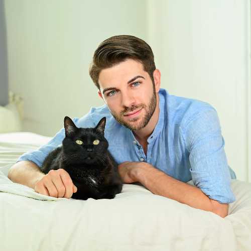 "Il Gatto dai Sette nomi": Federico Santaiti torna in libreria con un romanzo felino che tocca l'anima