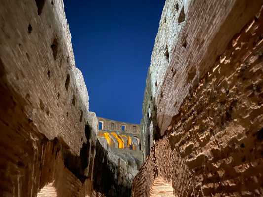 Una Notte al Colosseo: il Fascino delle Visite Notturne all’Anfiteatro Flavio