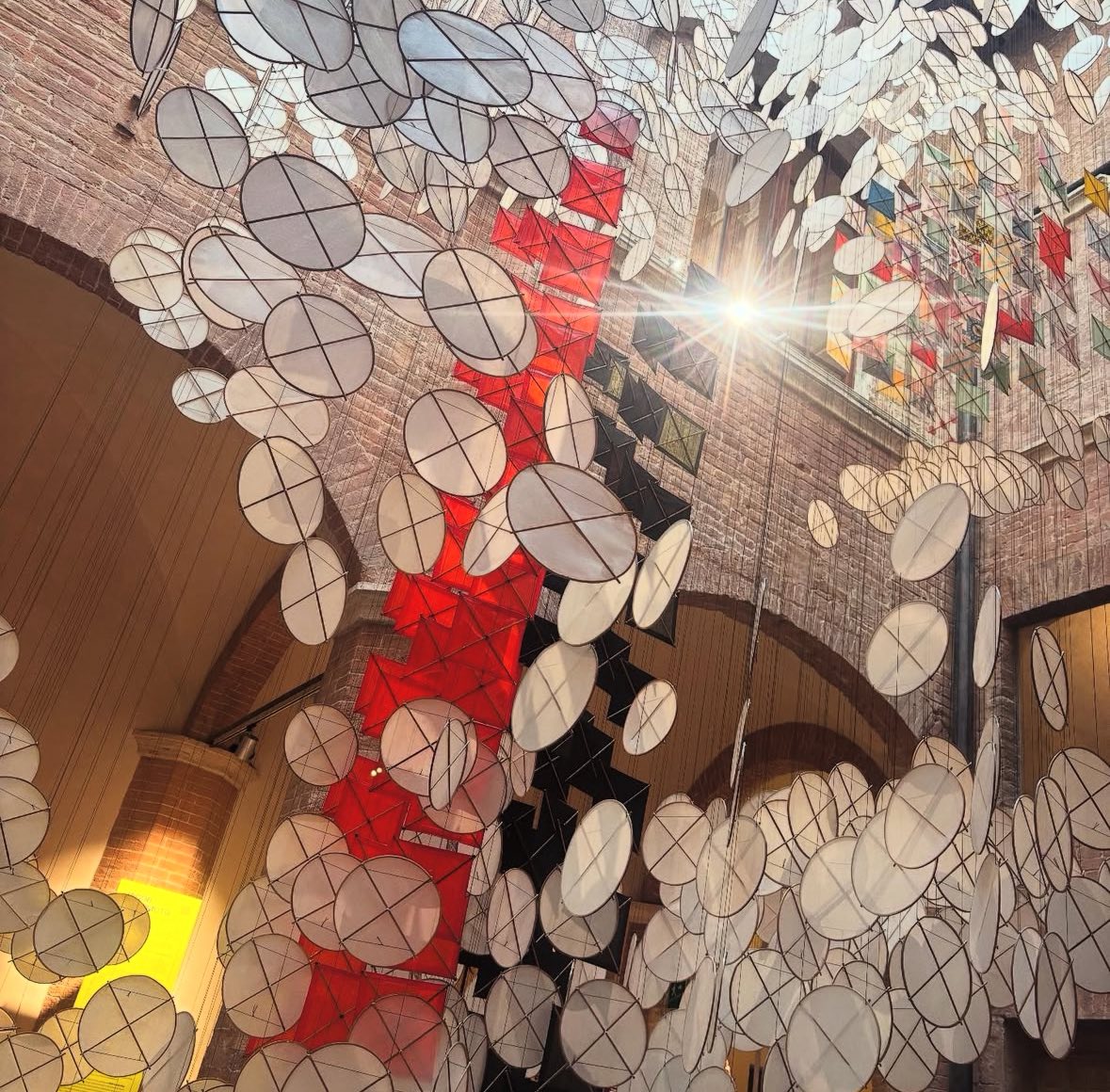 "Path to the Sky" di Jacob Hashimoto – Un volo di aquiloni a Santa Maria della Scala, Siena