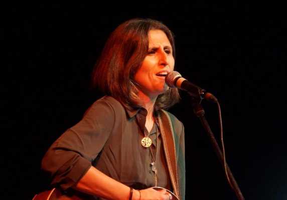Letizia Fuochi presenta "La scelta": un viaggio musicale attraverso le resistenze del mondo