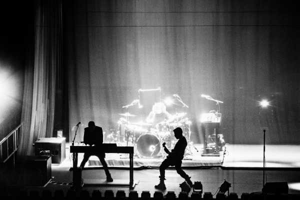 Nine Inch Nails: il Peel It Back Tour 2025 porta l'innovazione scenica in Italia